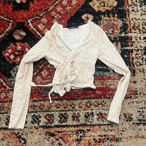 Brandy Melville Women's White and Cream Crop-top $8.00